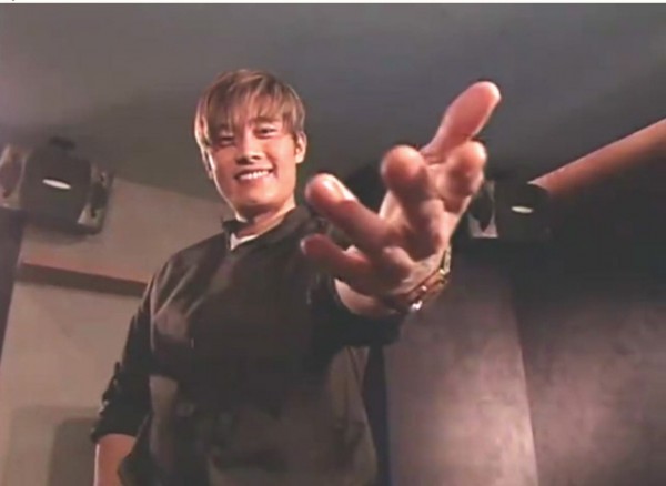 Min Chul a kezét nyújtja felé